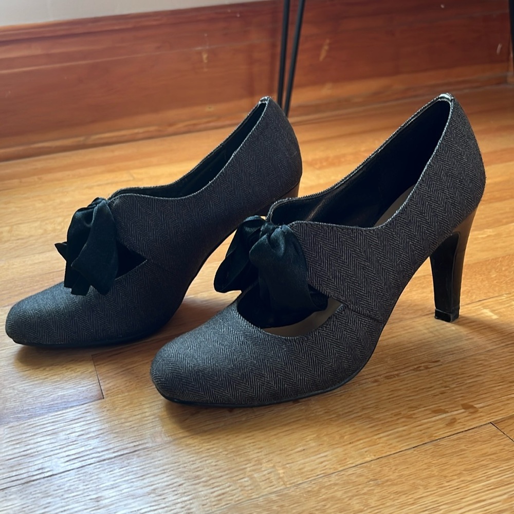 Ann Marino herringbone heels bow accent size 5.5